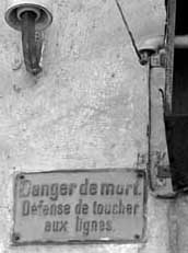 danger de mort, interdit de toucher aux lignes. Par Benide